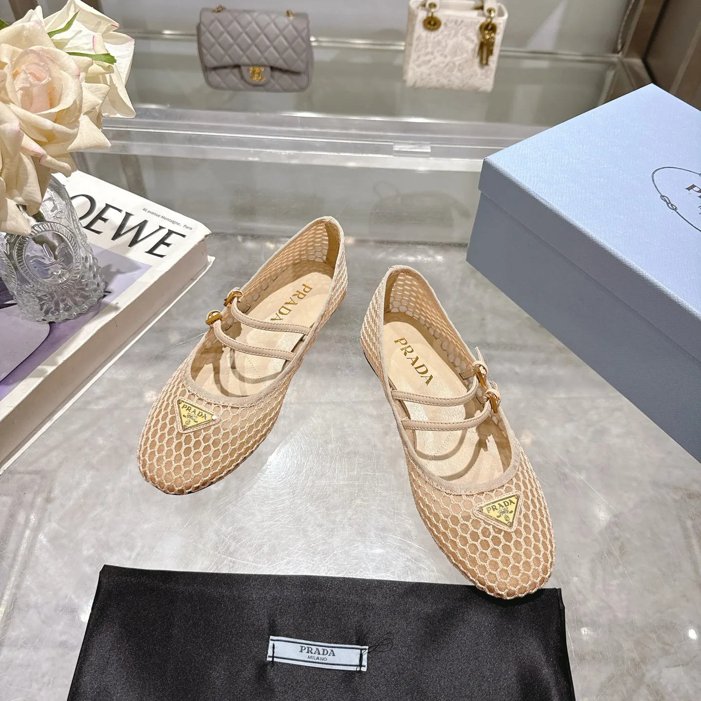 👟👟Ex-factory price 440👟👟 🔥🔥✨Prada/Prada 2024ss spring and summer new products are now available🌟 Mary Jane flat ballet shoes Soft and comfortable, recommended by major bloggers in Little Red Book, proper college style ➕Commuting 1-1 development Round-head golden triangle button Fabric: patent leather, sheepskin, silk fabric Sheepskin lining code number: 35 to 40 (41 is custom-made and cannot be returned or exchanged)